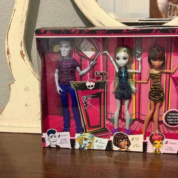 monster high doll set with bright pink packaging - Picture 4 of 9
